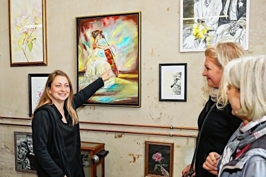 Für Franziska Neubauer (links) ist die "ART Werdau" die erste Galerie, in der sie ihre Bilder öffentlich zeigt.