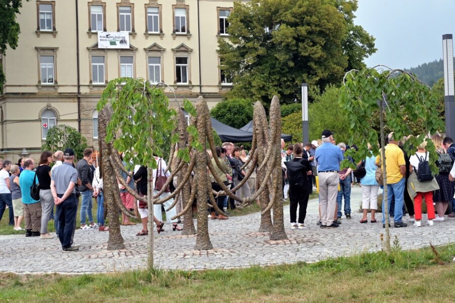 Im Leben angekommen: Die Skulpturengruppe "Include me out" in Thalheim, umringt von Besuchern, die den Einweihungsreden lauschen. 