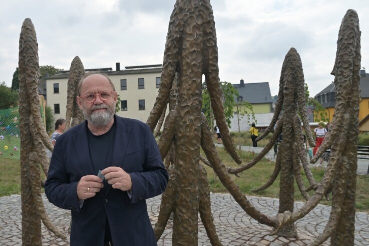 Alexander Ochs, Kurator des Purple Path vor dem Kunstwerk von Friedrich Kunath. 