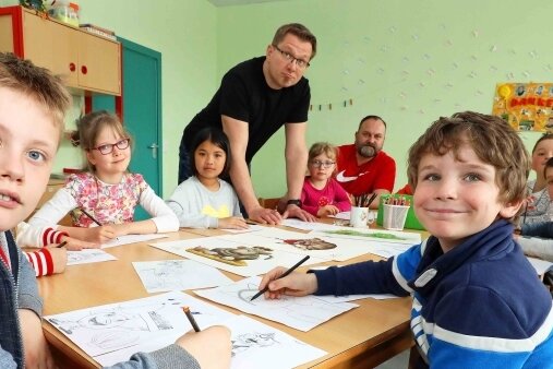 Kunstprojekt auf der "ABC-Kinderinsel" in Werdau - Veit Schenderlein aus Mülsen St. Jacob (M.) hat drei Tage lang mit Grundschülern der Werdauer Gerhart-Hauptmann-Schule gezeichnet.