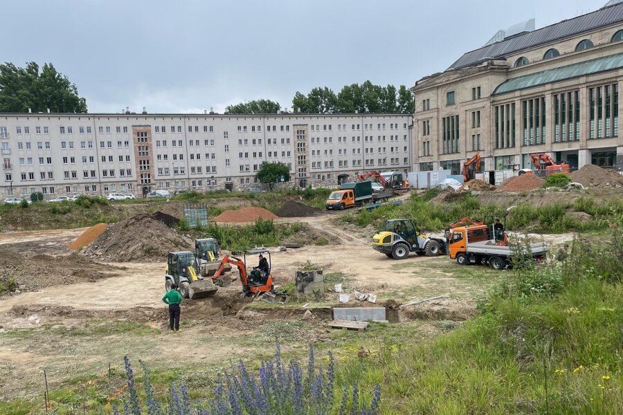 Kunstprojekt soll Baugrube vor dem Chemnitzer Tietz aufwerten - Auf dem Baufeld neben dem Tietz drehen sich gerade die Bagger, um die Gräben für eine Ausstellung auszuheben.