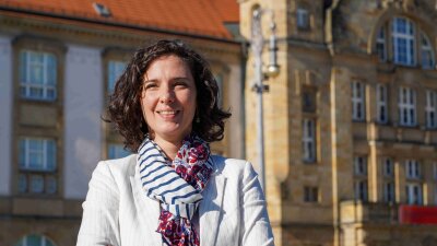 Kunstsammlungen Chemnitz: Wer ist die neue Museumschefin Florence Thurmes? - Florence Thurmes vor den Kunstsammlungen Chemnitz.