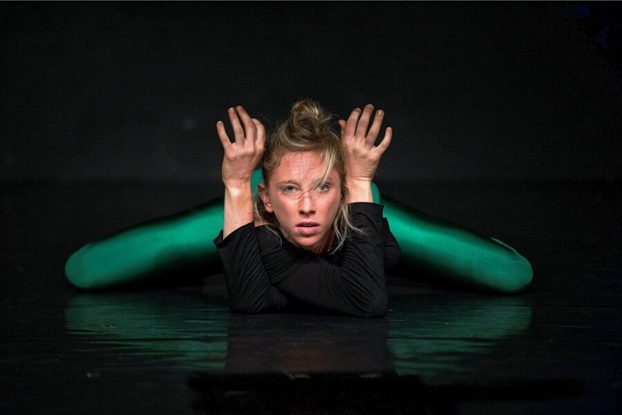 Kunstvolle Körperbefragung beim Off-Europa-Festival - "Ani-Ma" heißt ein Stück der israelischen Choreografin und Tänzerin Roni Chadash. Es hinterfragt unter anderem die oft festzementierten Bilder einer Gesellschaft, wie Körper und Bewegungen vermeintlich auszusehen haben.