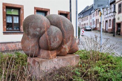 Kunstwerk in Rochlitz ist wieder auf dem Sockel - Die massive Skulptur thront wieder auf ihrem Postament in Rochlitz. Das Kunstwerk spielt an die Landschaft mit Tälern und Bergen an.