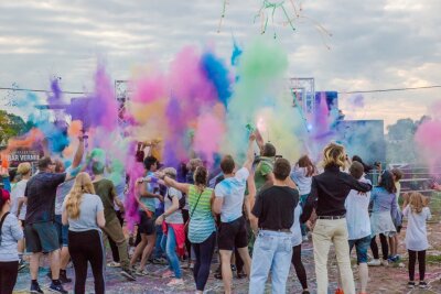 Kunterbunte Party: Annaberger Holi-Festival bringt Extra-Farbe ins Leben der Erzgebirger - 
