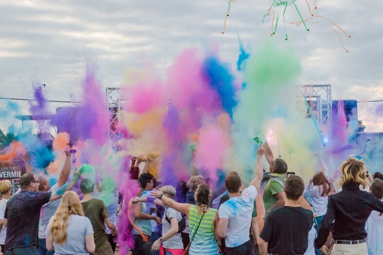 Kunterbunte Party: Annaberger Holi-Festival bringt Extra-Farbe ins Leben der Erzgebirger - 
