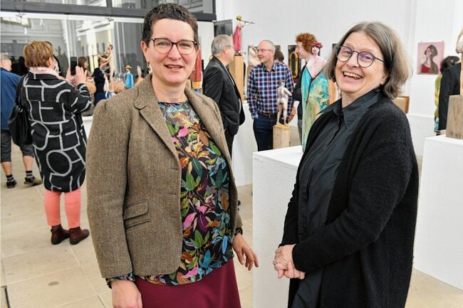 Kuratorin hört auf: Nach 60 Kunstausstellungen in der Petrikirche Freiberg ist  Schluss - Sabine Lohmann (r.) wurde jetzt als langjährige Kuratorin zur Finissage der Schau von Anja Werner (l.) verabschiedet. 