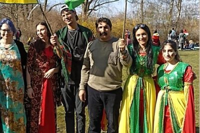 Kurden laden zum Newroz-Fest an den Zwickauer Schwanenteich - Die kurdischen Farben Gelb, Rot und Grün beim Newroz-Fest 2022 am Zwickauer Schwanenteich. Gelb steht für die Sonnenstrahlen, wenn die Sonne den Tag erhellt, Grün für die Natur und das Glück, Rot für das Blut der gefallenen Jesiden.