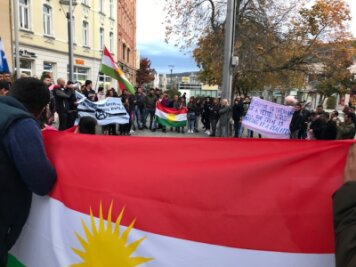 Kurden protestieren gegen türkische Militäroffensive in Syrien - 
