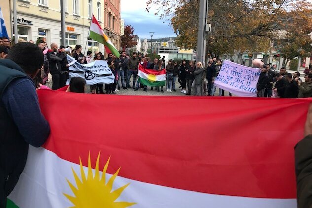 Kurden protestieren gegen türkische Militäroffensive in Syrien - 