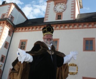 Kurfürstliches Gewand aus Pelz, Samt und Seide - Jörg Einert residiert zum 450-jährigen Jubiläum auf Schloss Augustusburg als Kurfürst August von Sachsen. Die Verwandlung dauert gut eine halbe Stunde, denn sein Gewand besteht aus acht Einzelteilen.