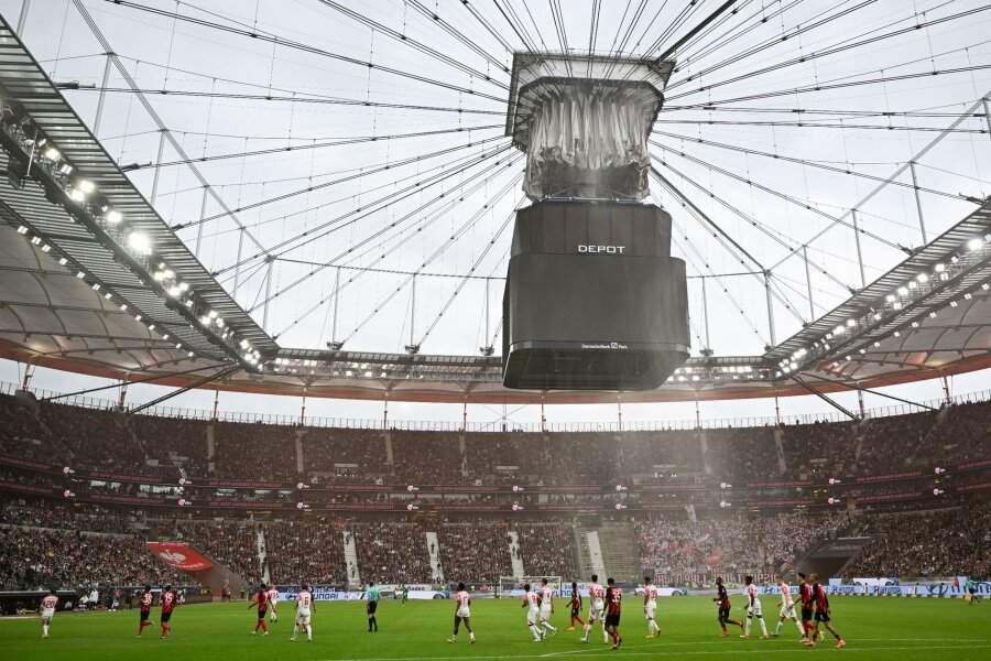 Kuriose Spielunterbrechung bei Eintracht gegen Leipzig - Die Spieler verlassen das Feld nach einem Feueralarm im Videowürfel.