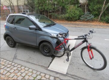 Kurioser Auffahrunfall in Zwickau: Fahrrad verkeilt sich in Microauto - Verletzt wurde niemand. Aber das Microcar musste abgeschleppt werden. 
