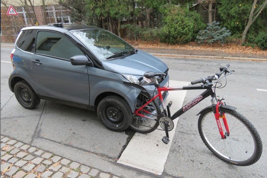 Kurioser Auffahrunfall in Zwickau: Fahrrad verkeilt sich in Microauto - Verletzt wurde niemand. Aber das Microcar musste abgeschleppt werden. 