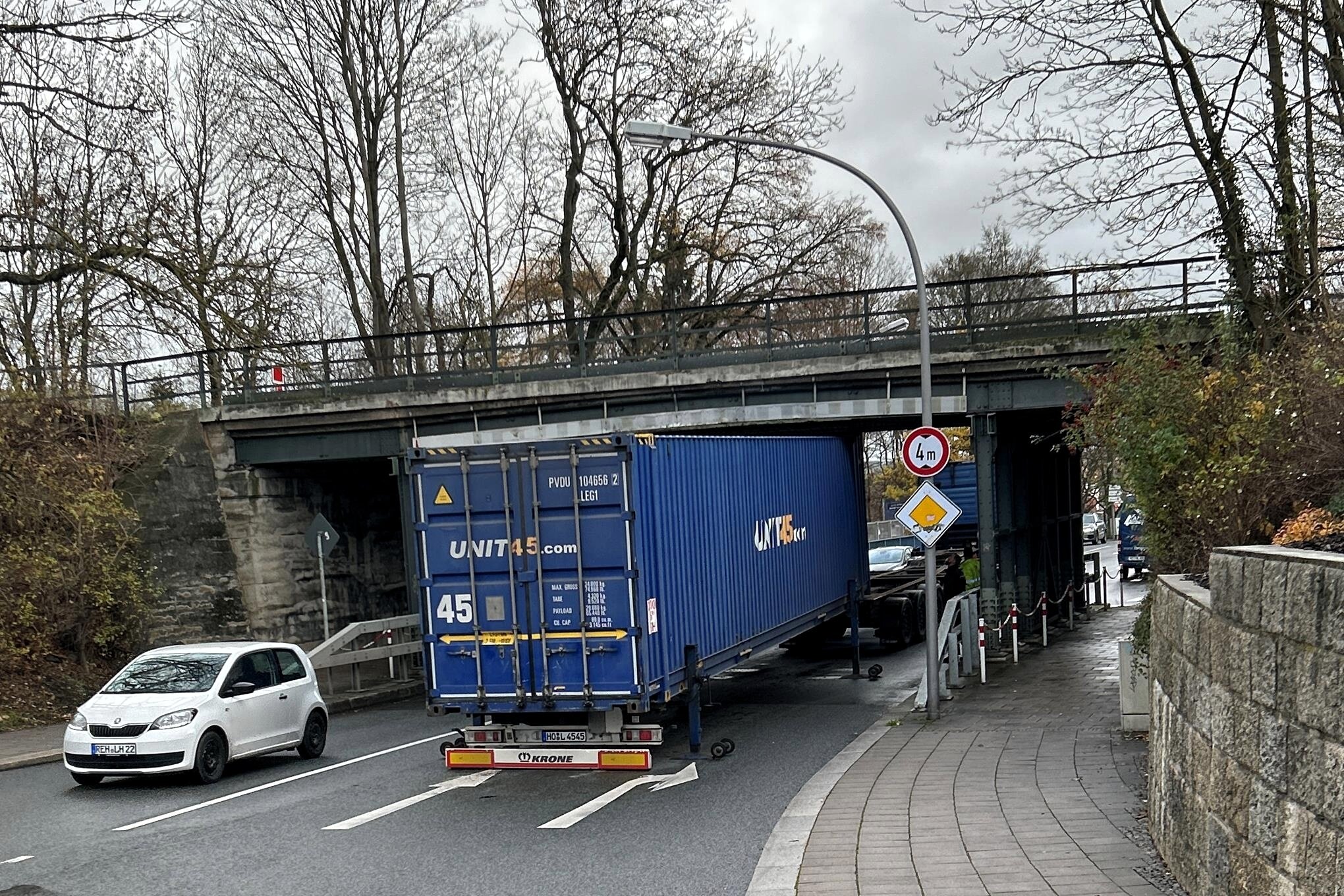 Kurioser Polizeieinsatz: Sattelschlepper Mit Überseecontainer Bleibt Im ...