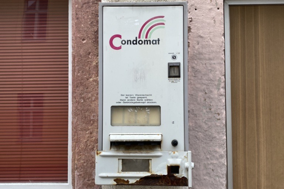 Der Kondom-Automaten an der Kirchstraße in Mittweida setzt langsam Rost an.