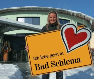 Kurort steht im Rampenlicht - 
              <p class="artikelinhalt">Caro Maier aus Wildbach vor dem Gesundheitsbad "Actinon" in Bad Schlema. </p>
            