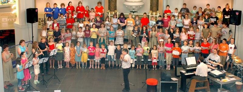 Kurrende-Kinder haben Spaß in der Kirche - Abschlusskonzert des Kurrendetreffens in der St. Laurentius Kirche Auerbach : 110 Kinder aus den Kirchenbezirk musizierten und sangen vor ihren Eltern in der St.-Laurentius-Kirche Auerbach. 