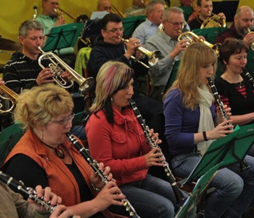 <p class="artikelinhalt">37 Blasmusiker haben am Wochenende an einem Workshop mit Freek Mestrini in Olbernhau teilgenommen. </p>