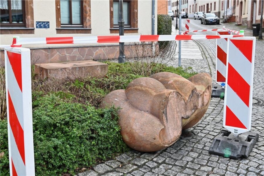 Kurviges Kunstwerk in Rochlitz soll bald wieder auf seinen Platz zurück - Am Wochenende wurde eine Skulptur aus Porphyr an der Ecke Burgstraße/Leipziger Straße in Rochlitz vom Sockel gestoßen. Der Bereich wurde zunächst abgesichert. 