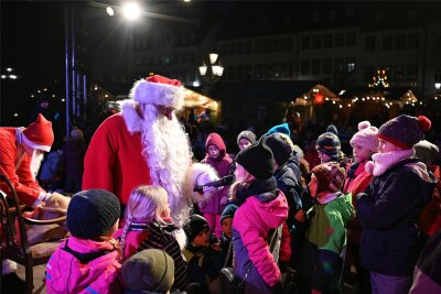 Kurz, kuschelig und ein Muss: Weihnachtsmärkte in Penig und Rochlitz - Der Besuch des Weihnachtsmannes in Rochlitz ist für die Kinder ein Höhepunkt.
