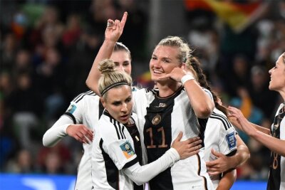 Kurz nach 6:0-Auftakt gegen Marokko: Tritt Alexandra Popp zurück? - Melbourne am Montag: Alexandra Popp (Mitte) feiert mit ihren Spielerkolleginnen das 2:0.