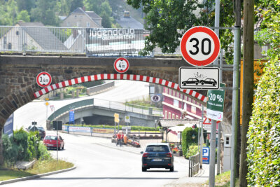 Kurz nach dem Tempo-30-Schild: Blitzer an der B 173 in Naundorf erhitzt die Gemüter - In Fahrtrichtung Freiberg steht das Tempo-30-Schild an der B 173 in Naundorf kurz vor dem Blitzgerät.