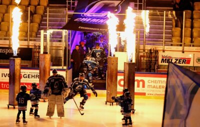 Kurz vor dem Fest brennt das Eis - Es wird heiß hergehen am Freitagabend in der Küchwaldhalle. Die Chemnitz Crashers (hier beim traditionellen Einlauf) erwarten die Wölfe aus Schönheide zum Topspiel in der Eishockey-Regionalliga. Die Gastgeber hoffen am Abend vor Weihnachten auf mindestens 1500 Fans. 