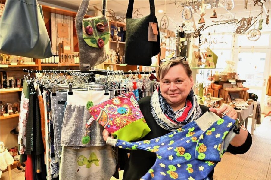 Kurze Wege für den Osterhasen: Regionale Geschenke für jeden Geschmack - Beatrix Farnbacher bietet in ihrer Geschenke-Truhe in Hainichen selbst gefertigte Kleidung ihrer Marke "Trixel" an. Osterhasen und Schmuck sind im Laden aber auch zu finden. 