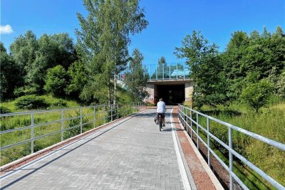 Kurzes Intermezzo macht Lust auf mehr: Neue Chemnitzer Radstrecke wird eröffnet - Ab Freitag darf das Teilstück des Premiumradweges von Altendorf bis Rabenstein auch offiziell genutzt werden. Das Foto zeigt die Unterführung unter der Autobahn 72.
