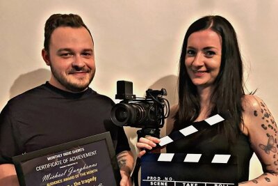 Kurzfilm aus Chemnitz soll Regisseure zu Preisen führen - Michael Junghanns und Susan Findler mit der Auszeichnung, die sie für "Gretchen - Die Tragödie" bei einem Filmfestival erhielten.