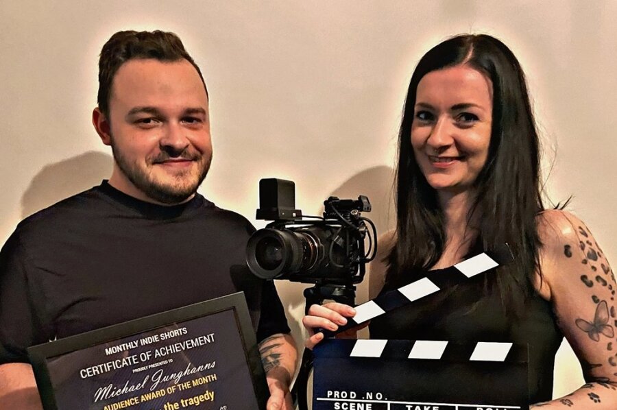 Kurzfilm aus Chemnitz soll Regisseure zu Preisen führen - Michael Junghanns und Susan Findler mit der Auszeichnung, die sie für "Gretchen - Die Tragödie" bei einem Filmfestival erhielten.