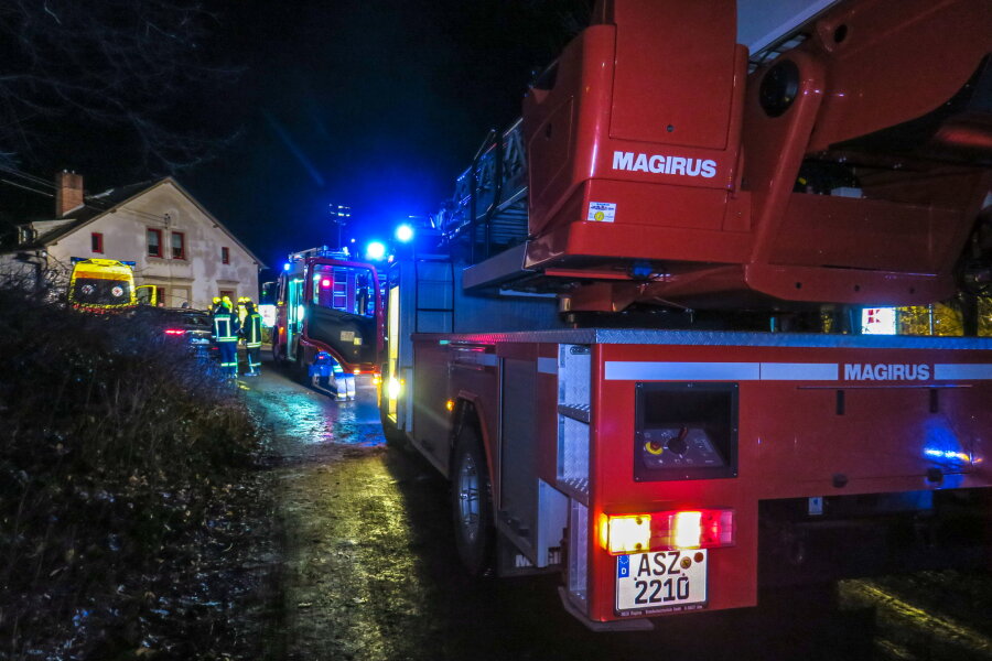 Kurzschluss löst Brand in Stromzählerkasten aus - Einsatzkräfte der Feuerwehr vor dem Wohnhaus in Schwarzenberg. 