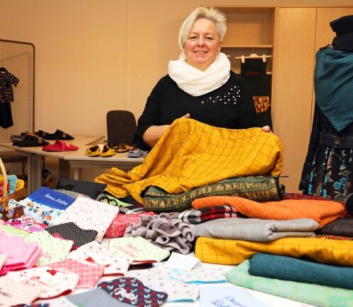 Statt auf dem Weihnachtsmarkt präsentiert Schneiderin Anke Szilagyi ihre selbstgenähten Kleidungsstücke in der "Box" am Markt. 