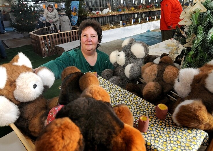In der Ausstellung des Hainichener Rassekaninchenzüchtervereins zeigte Grit Kopsch auch ihre aus Fell gefertigten Teddys.