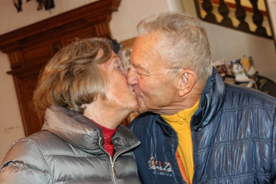 Kuss-Aktion: Viele verliebte Paare besuchen am Valentinstag Schloss Leubnitz - Auch nach 40 Jahren noch verliebt: Maritta und Dieter Hofmann aus Plauen am Mittwoch im Schloss Leubnitz.