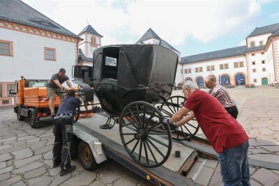 Kutschenmuseum auf Schloss Augustusburg: Eröffnungstermin zur Kulturhauptstadt Chemnitz 2025 steht fest - Vor dem Umbau: Im Juli 2022 wurden die historischen Kutschen aus dem Museum ins Depot transportiert.
