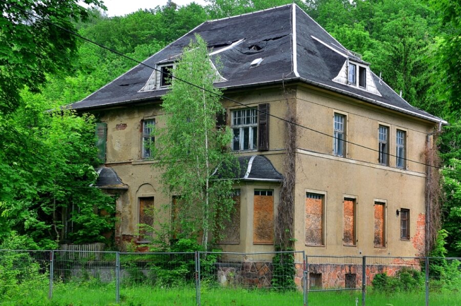 Die verfallene Kommandantenvilla im ehemaligen KZ Sachsenburg. Jetzt will die Stadt das marode Gebäude abreißen lassen. 