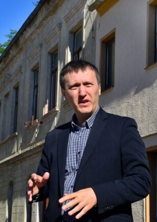 Historiker Mykola Borovyk stellt die Gedenkstätte vor.