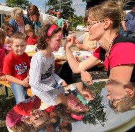 
              <p class="artikelinhalt">Zum Vereinsfest in Frankenau hat Silke Sparschuh am Samstagnachmittag auch die neunjährige Kyra geschminkt. </p>
            