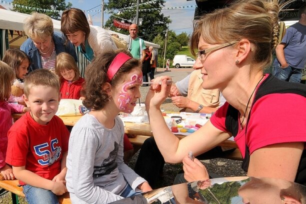 
              <p class="artikelinhalt">Zum Vereinsfest in Frankenau hat Silke Sparschuh am Samstagnachmittag auch die neunjährige Kyra geschminkt. </p>
            
