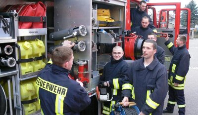 Löschfahrzeug wieder einsatzbereit gemacht - 
              <p class="artikelinhalt">Mehr als 300 Stunden Eigenleistung erbrachten die Angehörigen der Freiwilligen Feuerwehr Reinsdorf, um die Einsatzbereitschaft ihres Löschfahrzeuges 16/12 wieder herzustellen. </p>
            