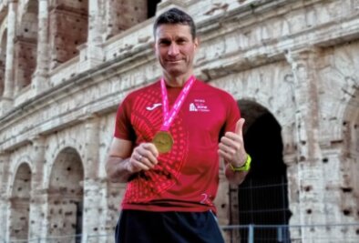 La Dolce Vita über 42,195 Kilometer - Ringo Straßburg präsentiert vor dem Kolosseum seine Finisher-Medaille nach dem Rom Marathon.