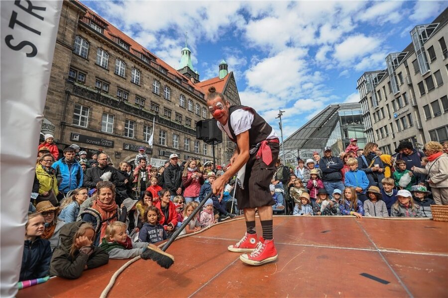 Hausmann: Er machte erst einmal sauber - Clown Nuusch vom Duo Minuusch trat mit einem Besen am Samstagnachmittag auf der Strohhut-Bühne auf dem Markt umringt von vielen Besuchern auf.