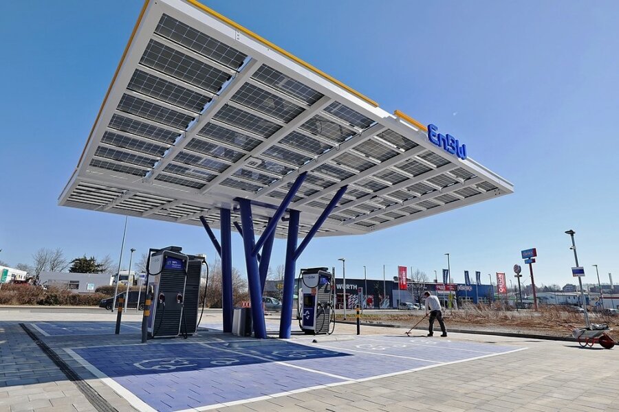 Laden mit bis zu 300 Kilowatt: Neuer Schnelladepark für E-Autos geht in Meerane ans Netz - Zum neuen Schnellladepark im Gewerbegebiet in Meerane gehören acht Ladepunkte für E-Autos. 