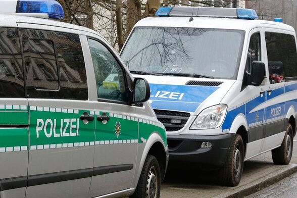 Ladendieb wird in Plauen gefasst und uriniert gegen Polizeiauto - Symbolbild