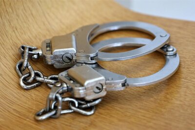 Ladendiebe mit Messer und Axt in Zwickau geschnappt: Ein Mann wird in U-Haft geschickt - Nach einem Ladendiebstahl in Zwickau wurde ein 24-jähriger Mann in U-Haft geschickt.