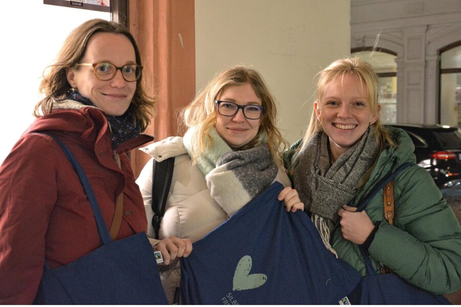 Ladies Night in Freiberg: Gute Stimmung bei der Einkaufsaktion am Weltfrauentag - Anne Heinrich (links), Anne Borrmann und Annika Schierle besuchten zu dritt die Ladies Night in Freiberg.