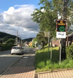 Lächeln oder Schmollmund weisen aufs Tempo hin - An der Annaberger Straße im Thumer Ortsteil Herold steht vorübergehend diese Geschwindigkeitsmessanlage. 