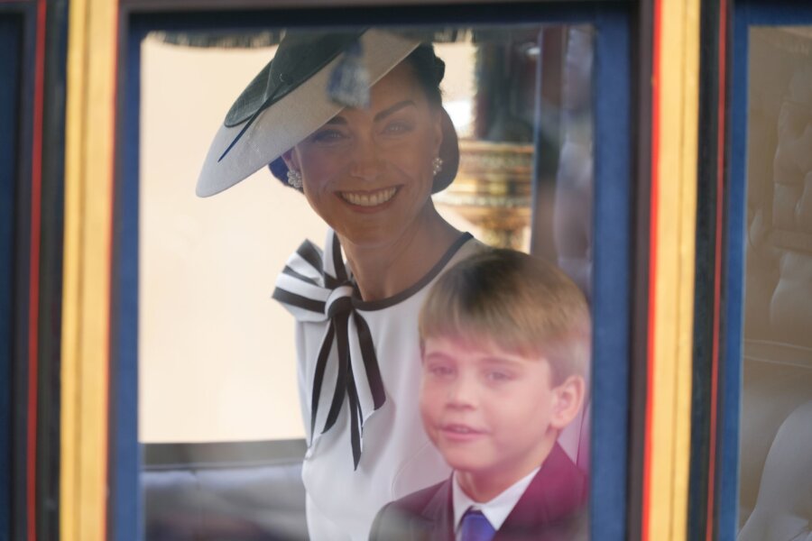 Lächelnde Kate zeigt sich nach halbem Jahr öffentlich - Kate und Prinz Louis kommen zur Trooping the Colour-Zeremonie auf der Horse Guards Parade, wo König Charles III. seinen offiziellen Geburtstag feiert.